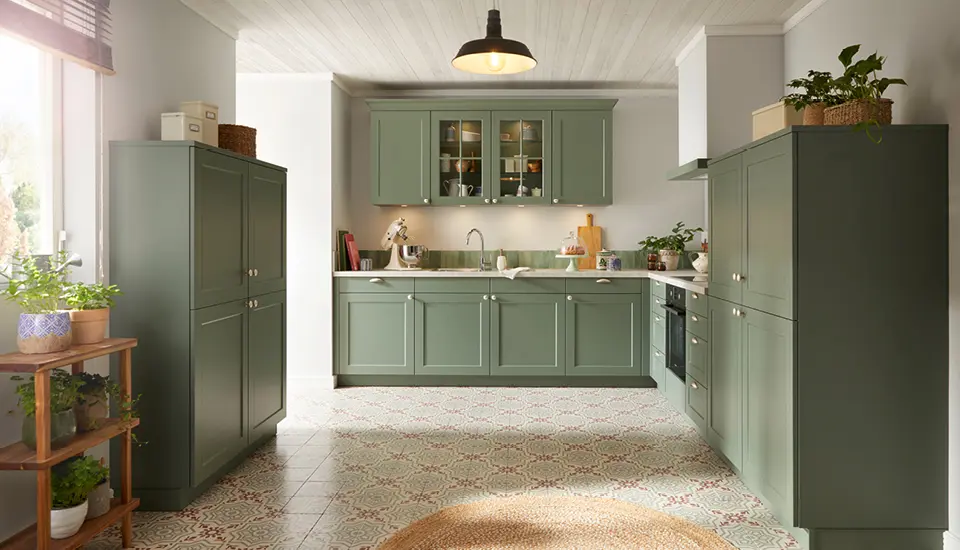 Minimalistisches Wohnzimmer mit grauem Sofa im Vordergrund, hängenden Kugelleuchten und einer rothaarigen Frau vor einer Kunstleinwand und dezenten Goldvasen.